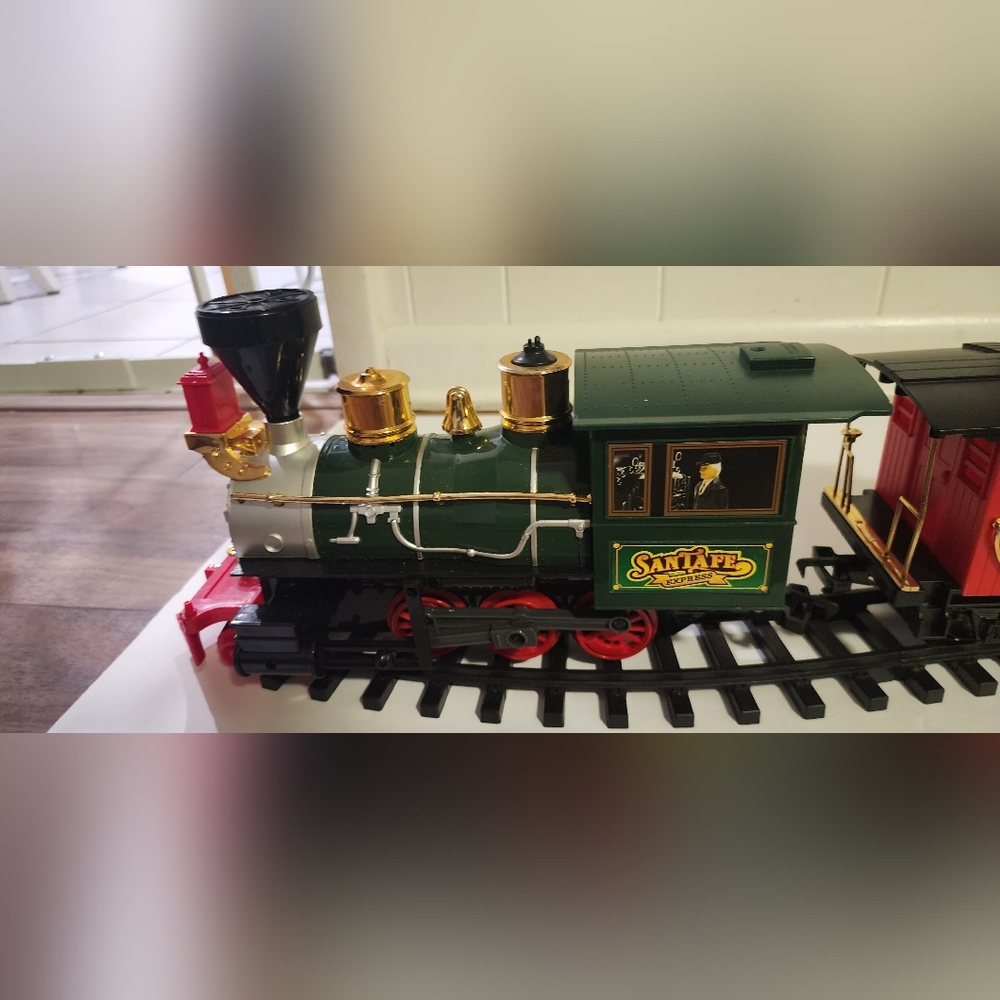 Scientific Toys Train Santa Fe Express Engine WORKS! With The Complete Tracks